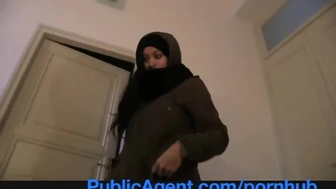 PublicAgent Bezdomovkyně nemůže zaplatit v hotelu