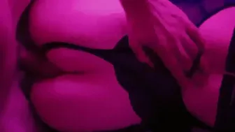 Első anál és beleélvezés a tini ribancnak!
