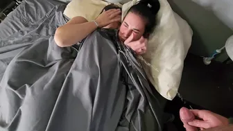 Két kis mellű fekete hajú lányra pisil az ágyban majd pisi áztatta bugyijukban csókolóznak
