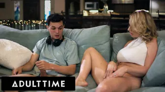 Adult Time exkluzív - Dögös MILF elkapja mostohafiát maszturbálás közben és csatlakozik hozzá