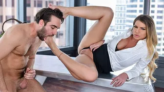 Izgató lábjáték a főnök irodájában Brooklyn Chase-szel a Love Her Feetnél