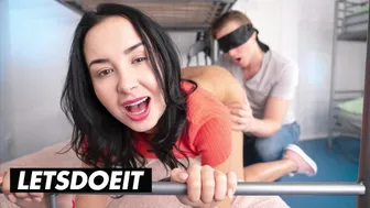 Freya Dee forró játéka szobatársa hatalmas farkával - Horny Hostel