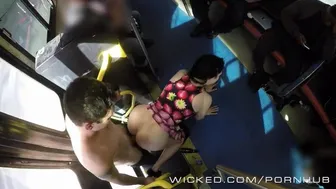 Vad kaland a buszon Ariával a Wicked stílusában