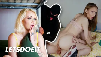 Hot girls at Horny Hostel: Jessica Portman a Marilyn Sugar mít sex s cizinci na dovolené