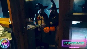 Wife Bucket: Halloween meglepetés a feleségemmel és barátnőjével hármasban