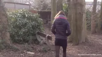 Cute girl sucer la bite de son petit ami dans le parc - Vidéo exclusive amateur