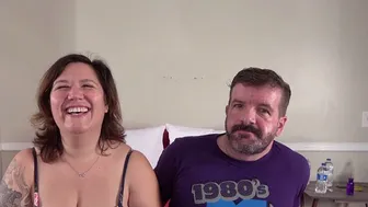 Grandi tette e culo a Desperate Amateurs: Scarlett Foxx e Sergente Miles si stanno mettendo attraverso un trio selvaggio