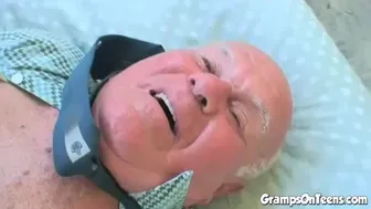 Tini szőke lány lovagol a nagypapa farkán és mohón szopja