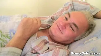 Doki szexi ápolónője lovagol a nagyapó farkán a kórházi ágyon