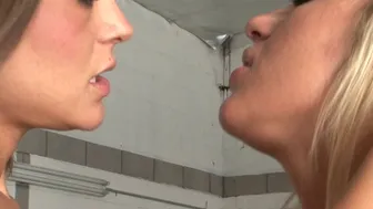 Divoký sání a lízání lesbické pornohvězdy s velkými kozy a zadek