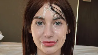 Tini fekete hajú lány hatalmas arcra élvezést kap a casting forgatásán