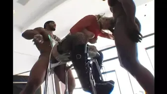 Missy Monroe dvojitý monstrum anál s černobílým ocasem
