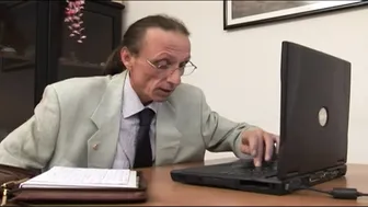 Ribanc MILF titkárnő szopja ki a mocskos főnökét