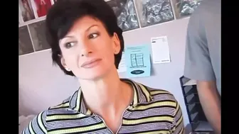 Sharon Mitchell feleségként szopja és análba veszi Mark Wood farkát retro stílusban