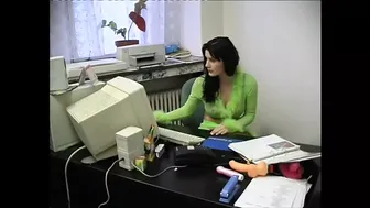 Karma Rosenberg e il selvaggio anale lesbica di Meri con grande cazzo e pompini in porno retrò