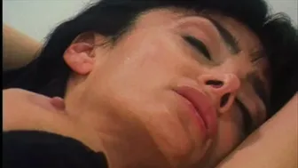 Venere Bianca MILF nagy mellekkel szopja az orvost szőrös puncijával retro terápián