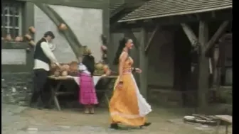 Mooie MILF Venere Bianca met grote tieten zuigen de harde staart van Zenza Raggi