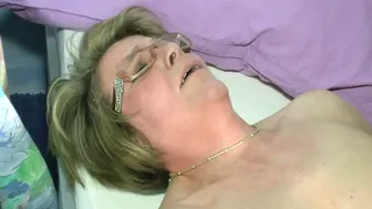 Tedesco matura donna con occhiali e piccoli seni ottiene sperma in sua bocca