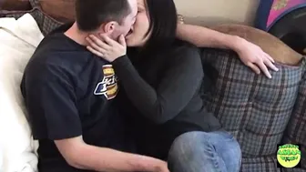 Hájas fekete hajú lány nagy seggét szopja a pasija házi videón