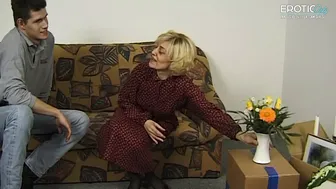 A német nagymama elcsábítja a vejét és leszopja a farkát