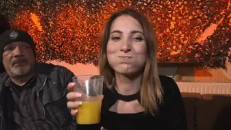 Lia Louise szenvedélyesen szopja Egon Kowalski és Big George vastag farkát német pornóban