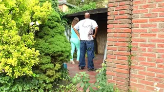 La ama de casa alemana de Sabrina Stone está disfrutando de chupar y conseguir su gran polla negra en su culo