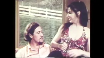 John Holmes nyalja a lány nedves punáját a retro pornóban