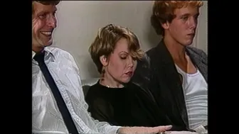 Rood harige piñata milf met gelukkig cuckold in het bijzijn van haar man zuigen de grote haan voor een trio