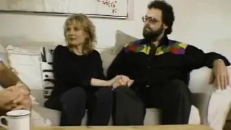 Mąż oglądający swoją żonę pieprzy obcy retro MILF trójkąt