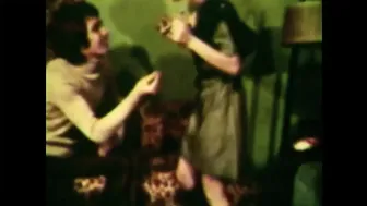 Egyetemista lány nyálasan szopik hármasban retro jelenetben