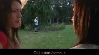 Starý záhradník strýko a dvaja tínedžeri