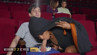 Brazzers - titkos baszás a moziban