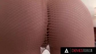 Gorąca blondynka trans Emma Rose w rajtuzach dostaje swój tyłek