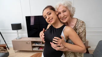 Fată tânără și bunică de 70 de ani