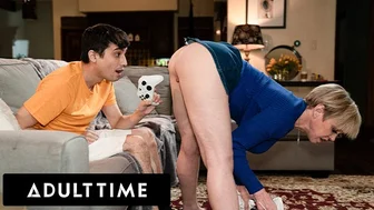 Adult time - hatalmas természetes mellekkel rendelkező milf dee williams baszik a mostoha fiú vibráló kontrollerével, miközben ő játszik!