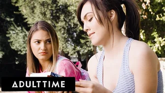 ADULT TIME - Egyetemista Freya Parker beleszeret félénk leszbikus tanítójába, Gizelle Blancóba