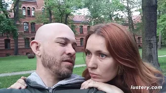 Simona alávetődése leo hatalmas farkának