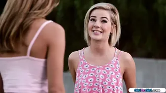 Bella Rose első csókja Uma Jolie új szomszédtól facesittinggel